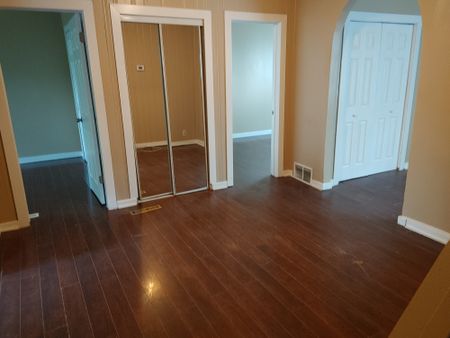 910 ATHOL 3 BED - Photo 2