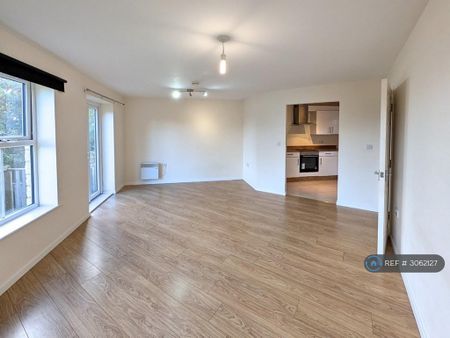 2 bedroom flat to rent - Photo 2
