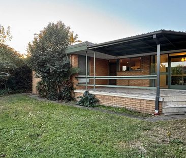 3-4 Bedroom family home with heating and cooling - Photo 4