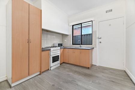 Low-Maintenance Studio in Prime Ashwood Location - access via alley way at rear - Photo 2