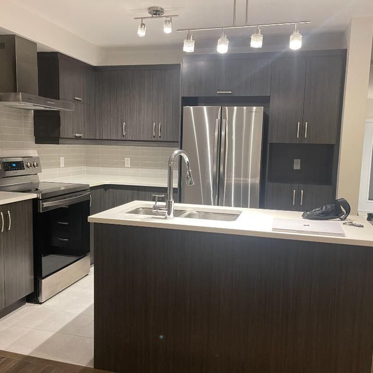 Maison de ville moderne à louer (construite en 2020)/Mondern Townhouse for rent (2020 Bulit) - Photo 1