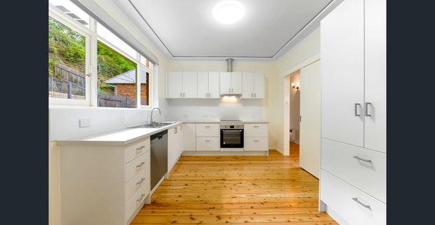 Beautifully presented light filled home - Photo 1