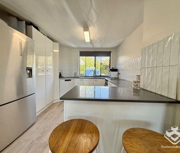 Spacious 3 Bedrooms Townhouse in a very convenient location - Photo 2