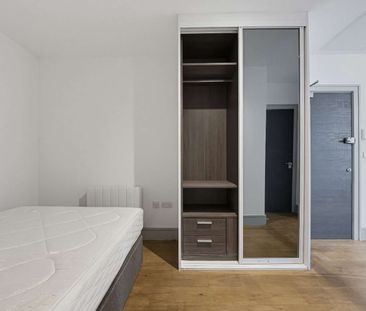 A Spacious, bright, open plan Studio flat with separate bedroom area situated in the centre of Whitechapel a short walk from transport links. - Photo 3