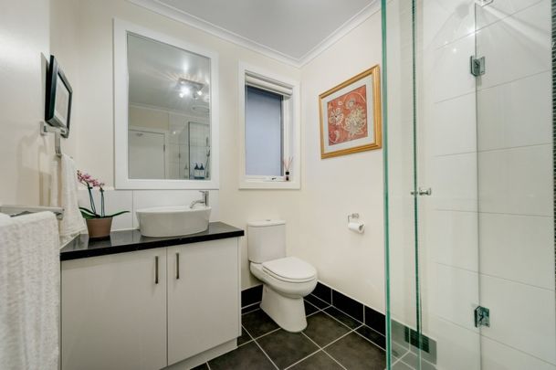 Two Bedroom Unit in Prime Location! - Photo 1