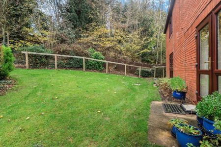 Shoppenhangers Road, MAIDENHEAD - Photo 3