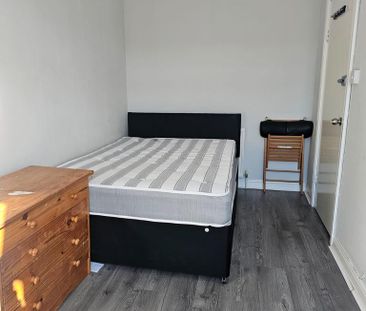 1 bedroom in a flat share to rent - Photo 6