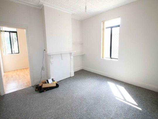 Oversized one bedroom apartment! - Photo 1