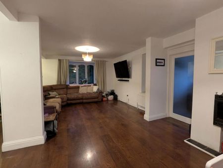 6 bedroom detached house to rent - Photo 2