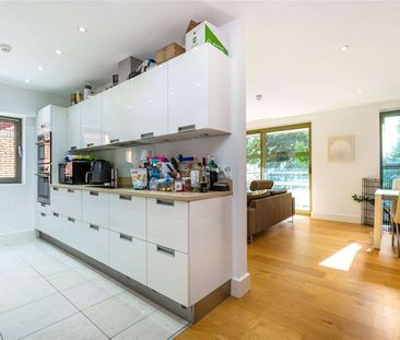 A modern, second floor, two double bedroom apartment in this popula... - Photo 1