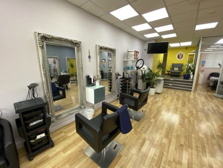 £1,400 PCM, Large Fitted and Equipped Hair and Beauty Salon with Garden in City Road, Roath, Cardiff, CF24 3DL - Photo 3