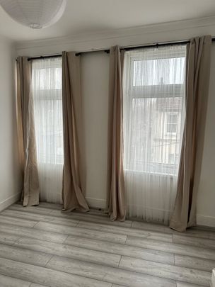 3 Bed Flat, Grangewood Street, E6 - Photo 1