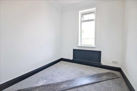 3 bedroom flat to rent - Photo 4