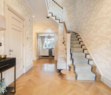 Available to let now is this beautifully refurbished townhouse loca... - Photo 2