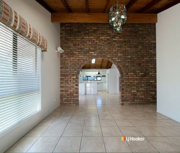 QUALITY HOME CLOSE TO SCHOOL, SHOPS AND TRANSPORT WITH A POOL - Photo 4
