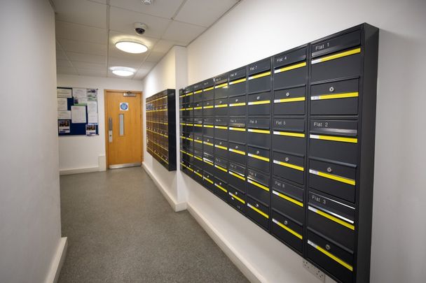 Bedsit, Anne Bryans House, NW3 - Photo 1