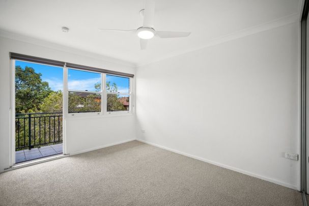 Bright & Spacious Top Floor One-Bedroom Unit in Prime Cronulla Location - Photo 1