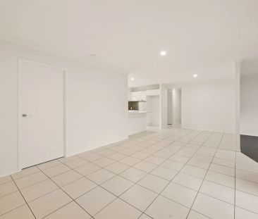 Spacious Family Home in Prime Location - walk to school and shops! - Photo 3