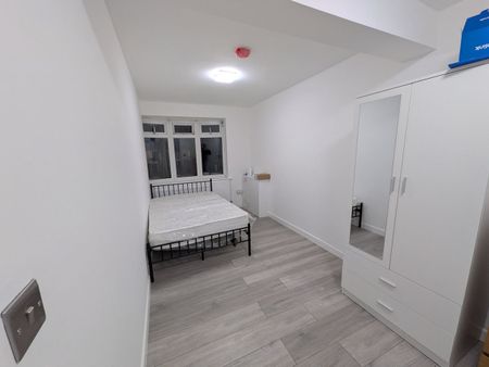 Room in a Shared House, London Road, SM6 - Photo 4