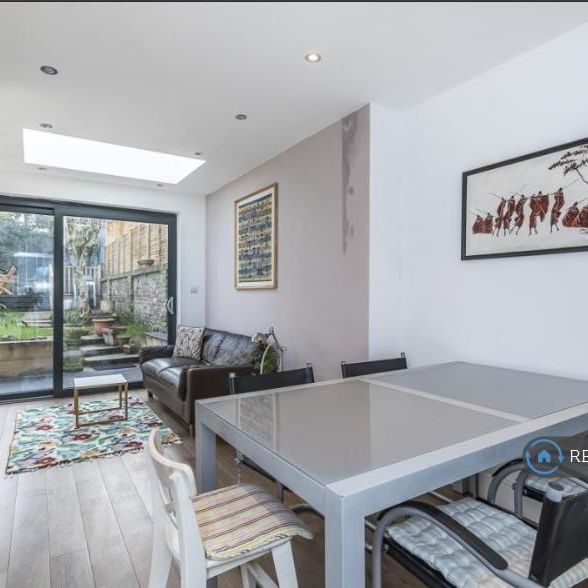 4 bedroom end of terrace house to rent - Photo 1