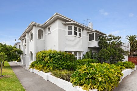 ART DECO ENTERTAINER BY THE BAY, WITH A GRAND TERRACE - Photo 4