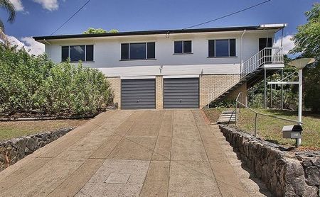 Spacious Block, Bright Interiors and Excellent School Zoning - Photo 5