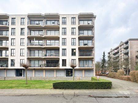 Centraal gelegen appartement met drie slaapkamers en garage - Photo 2