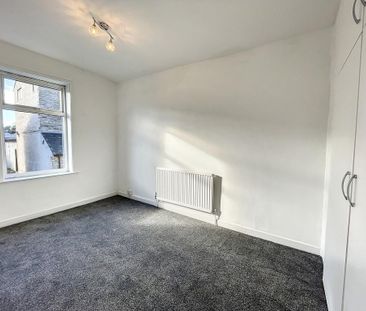 2 bedroom end of terrace house to rent - Photo 3