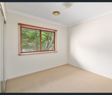 Modern 3-Bedroom Townhouse in Leafy Yeerongpilly - Photo 3