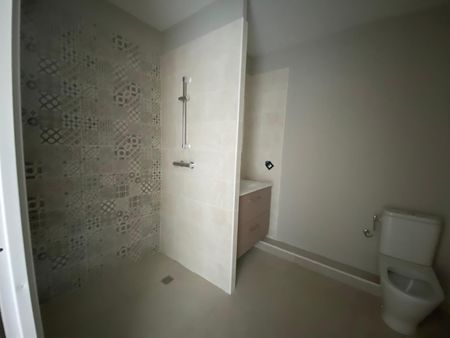 Location Appartement 1 pièce 37m² FREJUS 83600 - Photo 3