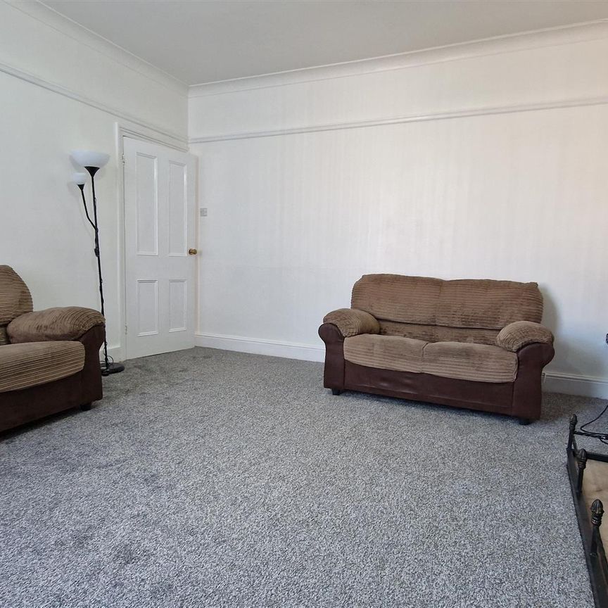 3 bed flat to rent in South View West, Heaton - Photo 1
