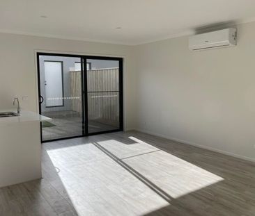 Amazing townhome, 3 bed, 2 living! - Photo 1