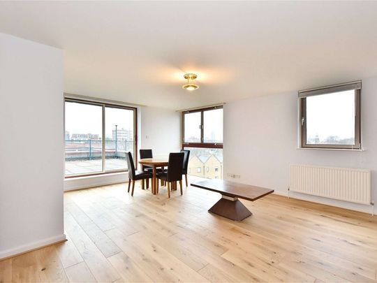 A beautifully presented, light, bright and spacious two bedroom apartment, situated on the fifth floor of this modern, purpose built development located in the heart of West Wapping. - Photo 1