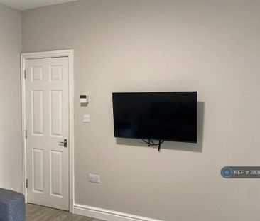 1 bedroom in a house share to rent - Photo 2