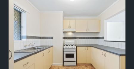 New carpets, new blinds, three large bedrooms, air con throughout - Photo 4