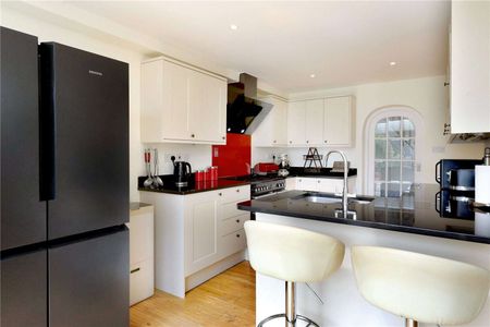 Delightful period cottage with south facing garden in this sought after Chilterns village, overlooking open fields. - Photo 4