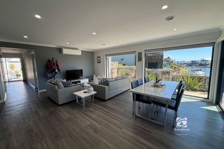 WATERFRONT LIVING - Photo 2