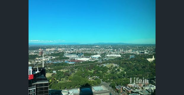Furnished 2 bedroom Apartment with Beautiful Melbourne View - Photo 1
