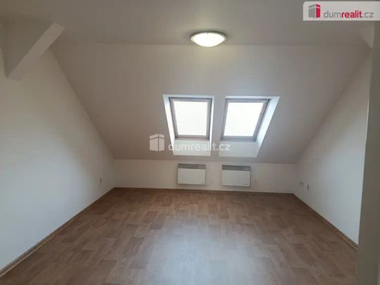 Pěkný podkrovní byt 1+kk, Praha 10 - Strašnice - Photo 1