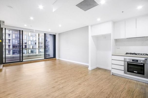Modern 1-Bed Apartment + Parking I Mascot Central - Photo 1
