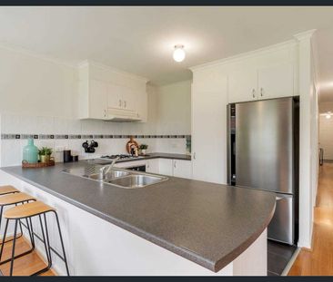 Cosy Family Home in a Prime Craigieburn Location - Photo 3