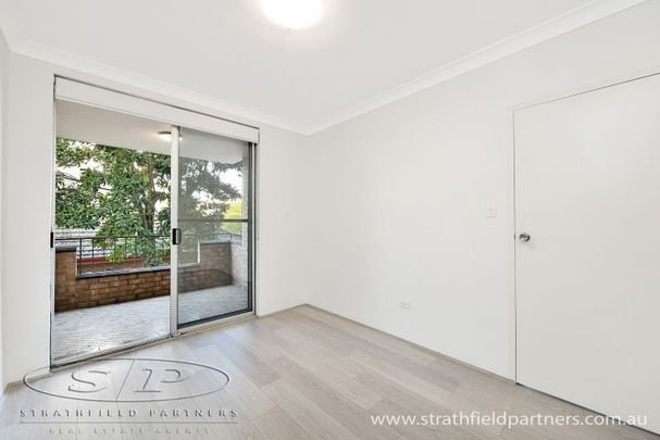 Bright 2 bedroom unit - Photo 1