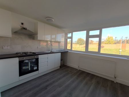 2 Bed Flat, Swindon Close, IG3 - Photo 3