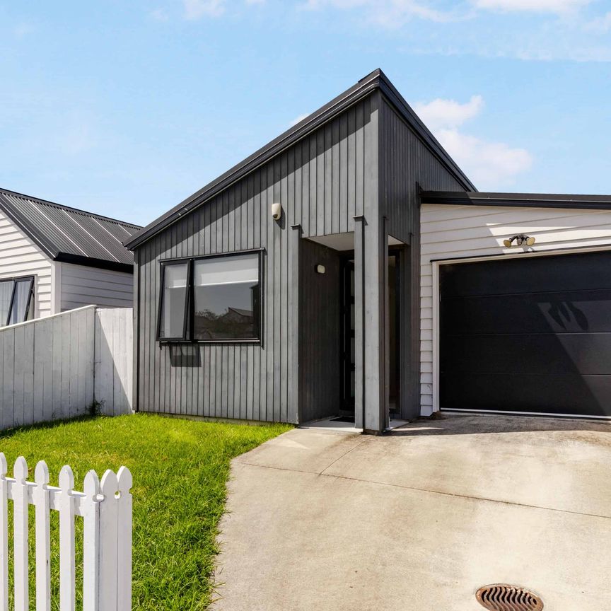 Stunning single level standalone home! - Photo 1