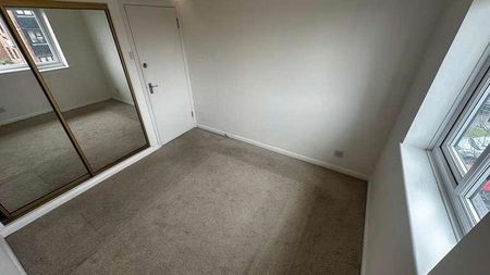 Spacious Two Bedroom Flat - Parking, LU3 - Photo 4