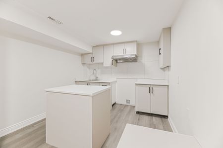 For Lease - 4 Lawnview Court, Brampton, Ontario - Photo 3