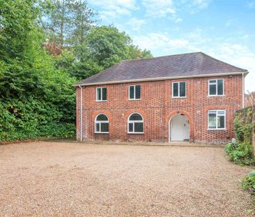 A charming country home in the grounds of a Georgian country reside... - Photo 1