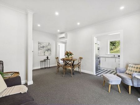 Stunning fully renovated three bedroom home. - Photo 3
