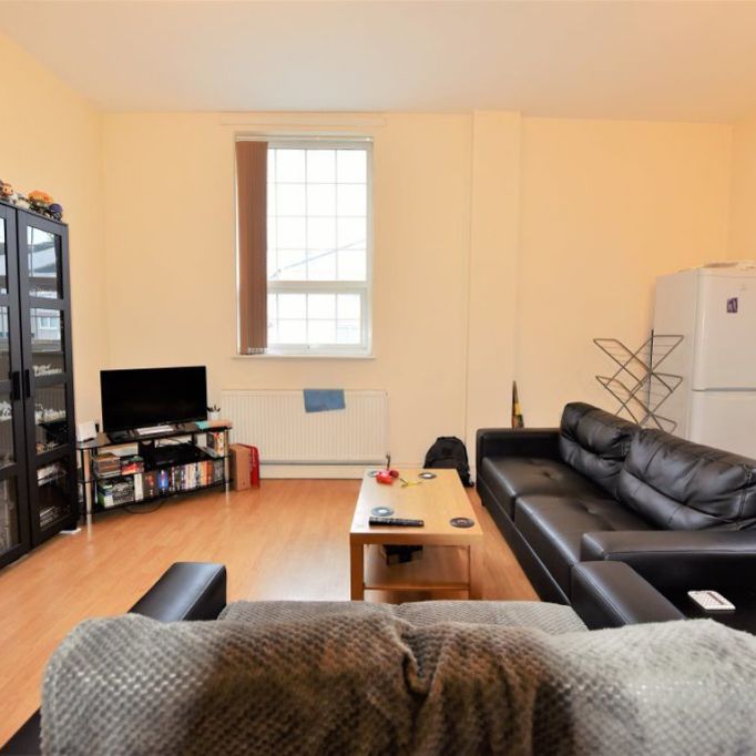 2 bedroom Flat in 14 Raglan Road, Leeds - Photo 1