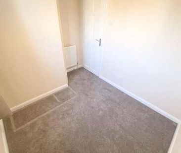 2 bedroom end of terrace house to rent - Photo 3